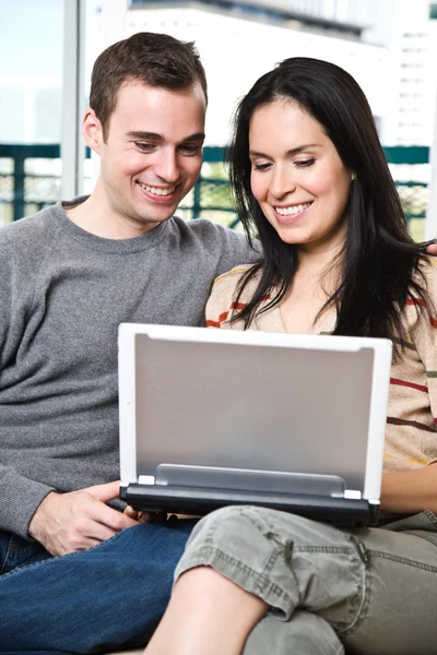 幸福的夫妻在家里浏览互联网 — 图库照片