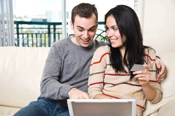 Glückliches Paar kauft online von zu Hause aus ein — Stockfoto