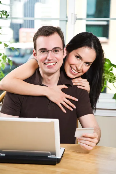 Feliz pareja de compras en línea —  Fotos de Stock