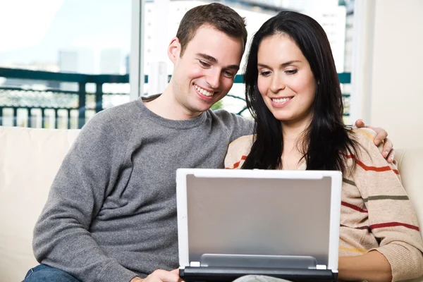 Ευτυχισμένο ζευγάρι βιαστικά Διαδίκτυο στο σπίτι — Φωτογραφία Αρχείου