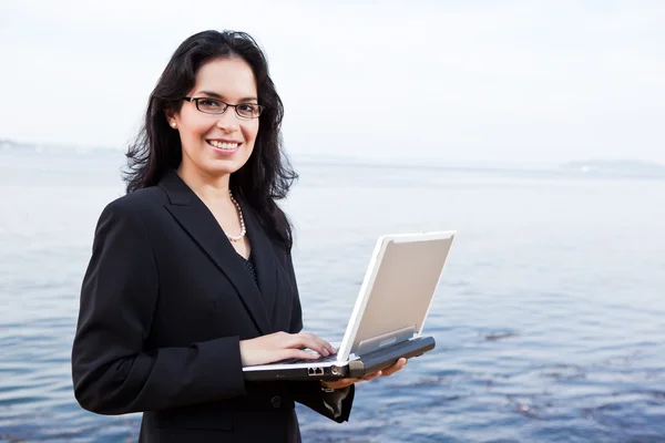 Mulher de negócios hispânica com laptop — Fotografia de Stock