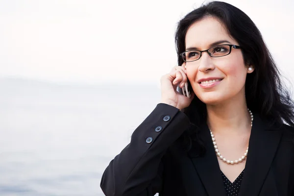 Hispanic businesswoman on the phone — Stock Photo, Image