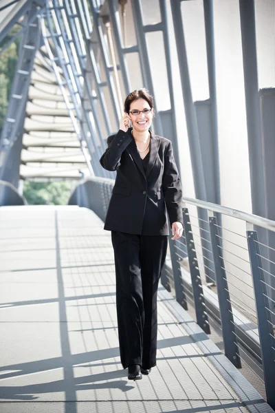 Hispanic businesswoman on the phone — Stock Photo, Image