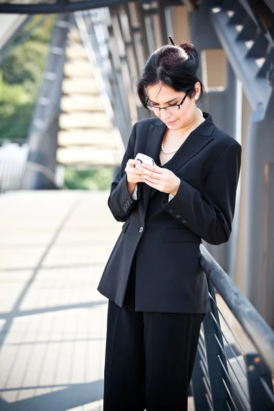 Hispanische Geschäftsfrau SMS schreiben — Stockfoto
