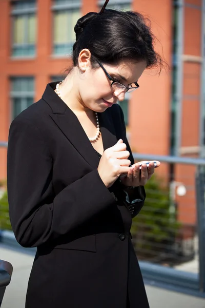 Texting латиноамериканського бізнес-леді — стокове фото