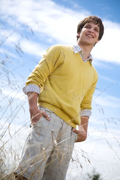Jovem caucasiano homem ao ar livre — Fotografia de Stock