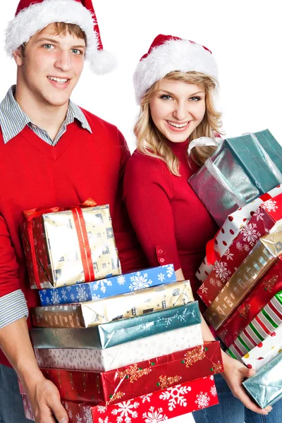 Compras de Navidad pareja llevando regalos —  Fotos de Stock