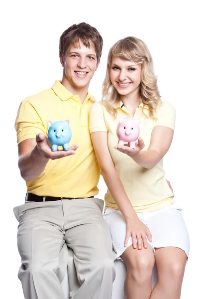 Молодая пара экономит деньги — стоковое фото