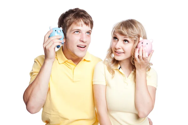 돈을 절약 하는 젊은 부부 — 스톡 사진