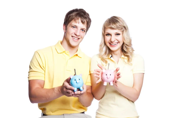 Casal jovem economizando dinheiro — Fotografia de Stock