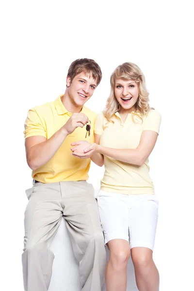 Giovane coppia in possesso di un set di chiavi — Foto Stock