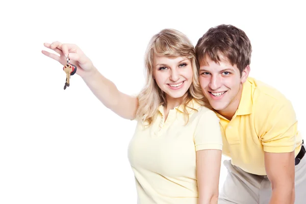 Jovem casal segurando um conjunto de chaves — Fotografia de Stock