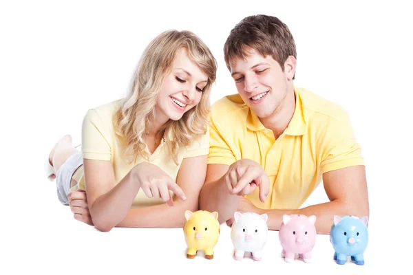 Giovane coppia risparmio di denaro — Foto Stock