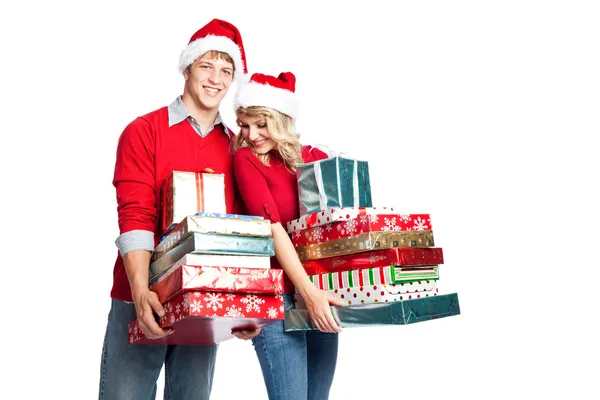 Compras de Navidad pareja llevando regalos — Foto de Stock