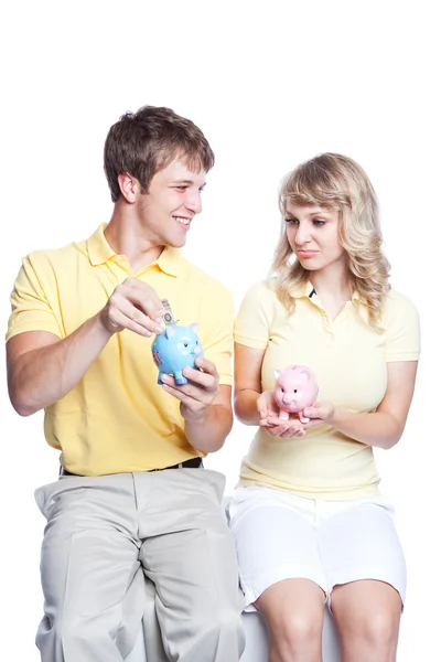 Casal jovem economizando dinheiro — Fotografia de Stock