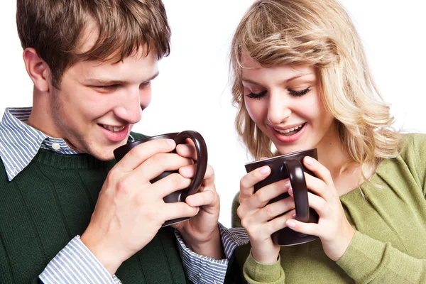 Caucásico pareja sosteniendo tazas de café — Foto de Stock