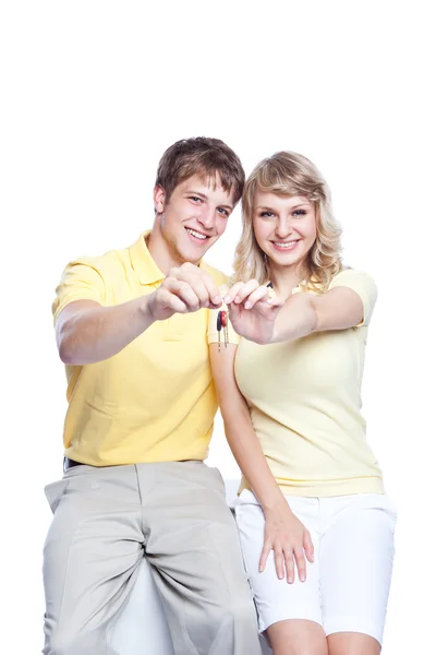 Νεαρό ζευγάρι κρατώντας ένα σύνολο κλειδιών — Φωτογραφία Αρχείου