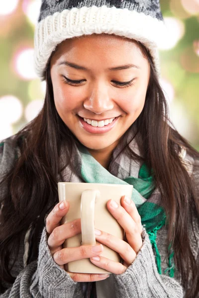 Güzel Asyalı kadın kahve içme — Stok fotoğraf