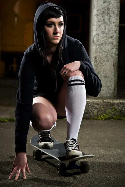 Hermosa chica adolescente skater — Foto de Stock