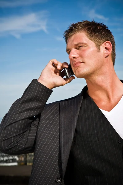 Бизнесмен по телефону — стоковое фото