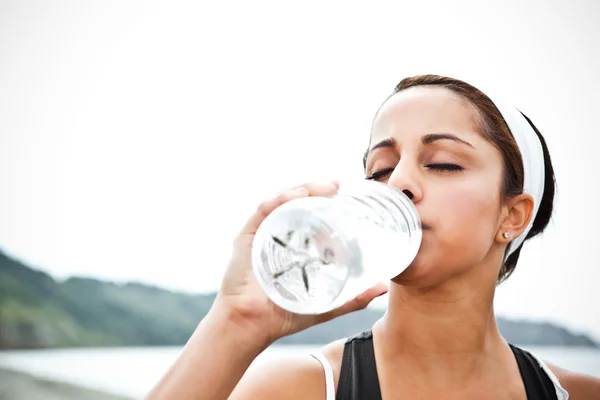 Donna sportiva che beve acqua — Foto Stock