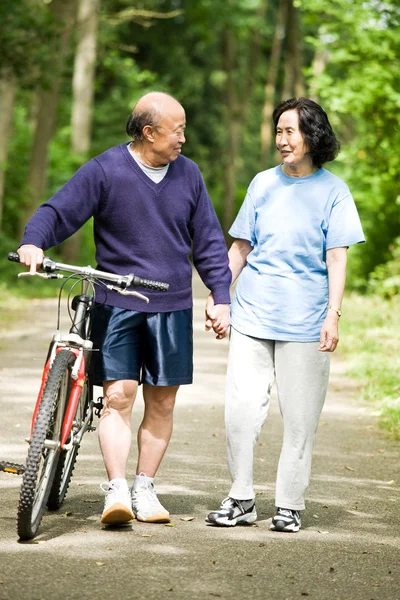 Senior activo asiático pareja — Foto de Stock