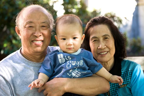Ребёнок, бабушка и дедушка — стоковое фото
