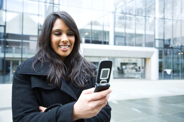 Mujer de negocios india mensajes de texto en el teléfono — Foto de Stock
