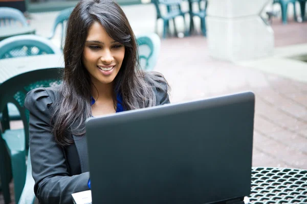 Indiase zakenvrouw met laptop — Stockfoto
