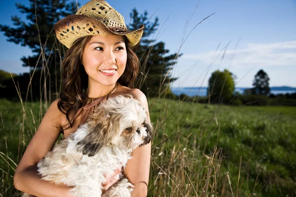 Chica de verano con su perro — Foto de Stock