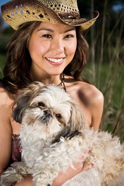 Hermosa chica de verano con su perro — Foto de Stock