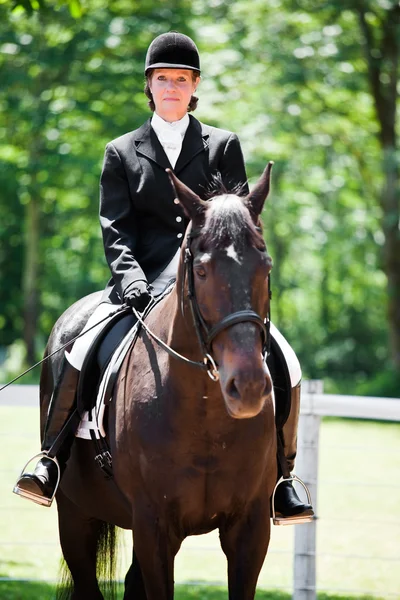 Cavalo equitação sênior mulher — Fotografia de Stock