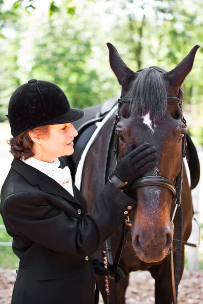Cavalo equitação sênior mulher — Fotografia de Stock