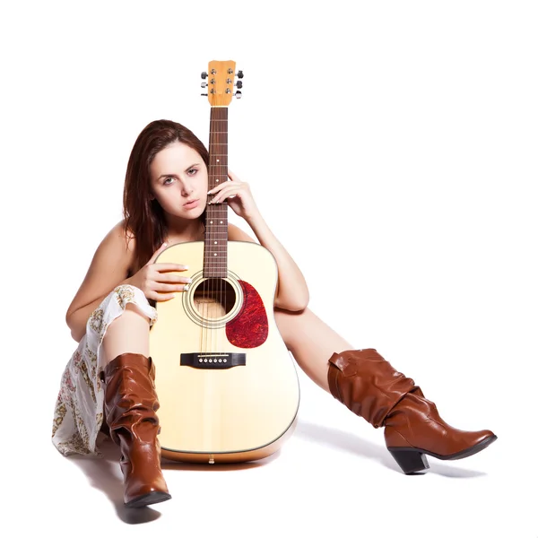 기타와 함께 아름 다운 여자 — 스톡 사진
