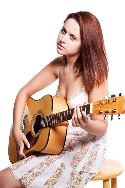 Красива жінка з гітарою — стокове фото