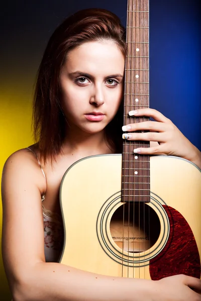 Gitar ile güzel bir kadın — Stok fotoğraf