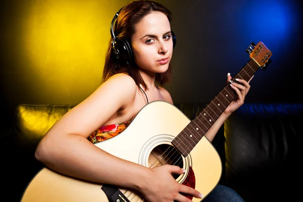 Красивая женщина с гитарой — стоковое фото