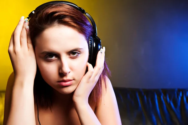 음악을 듣는 아름다운 여인 — 스톡 사진