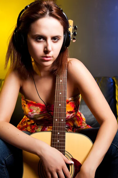 기타와 함께 아름 다운 여자 — 스톡 사진