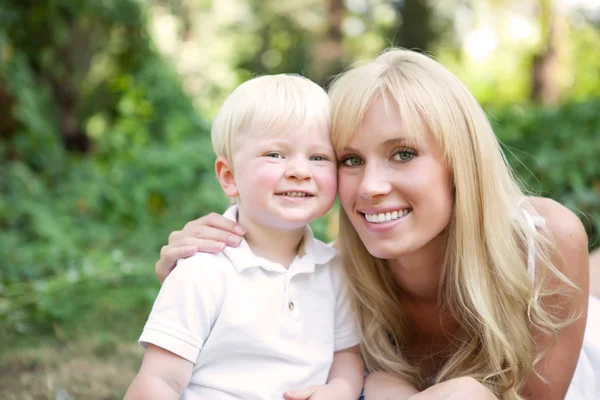 幸せな白人の母と息子 ストック画像