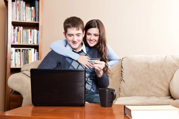 Szczęśliwa para zakupy online — Zdjęcie stockowe