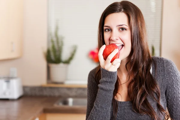 Donna che mangia mela — Foto Stock