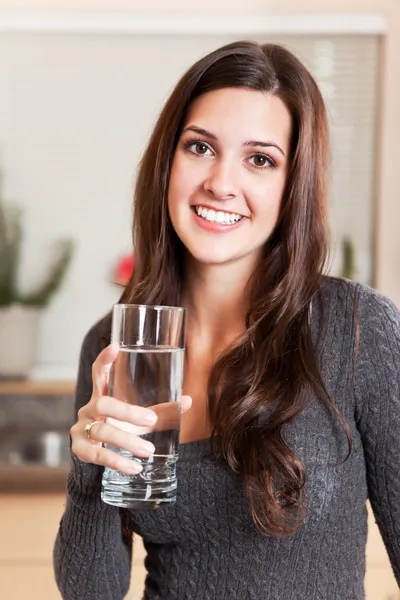 Mulher segurando vidro de água — Fotografia de Stock