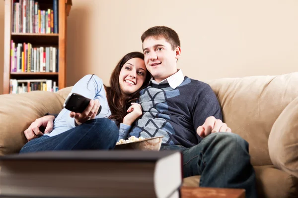 Para oglądająca telewizję — Zdjęcie stockowe
