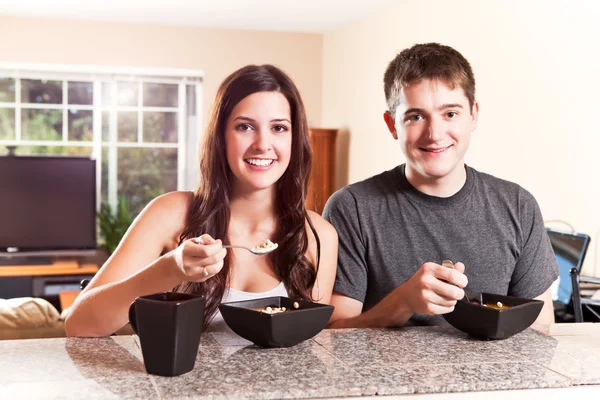 Couple eating breakfast — Stock Photo, Image
