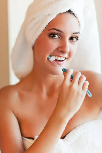 Žena čistí zuby — Stock fotografie