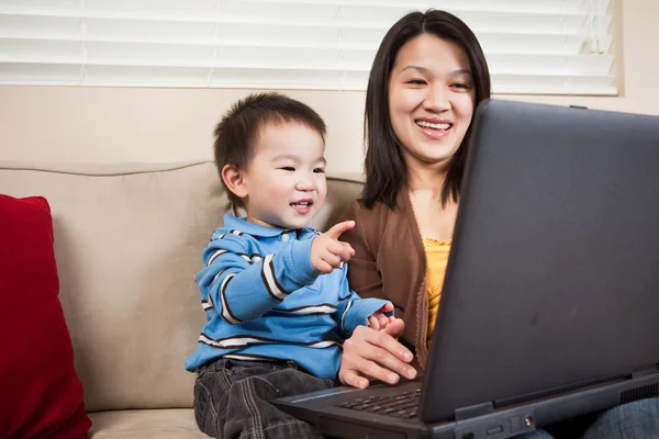 Dizüstü bilgisayarı olan anne ve oğlu — Stok fotoğraf