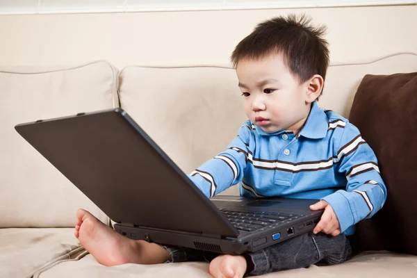 Αγόρι με laptop — Φωτογραφία Αρχείου