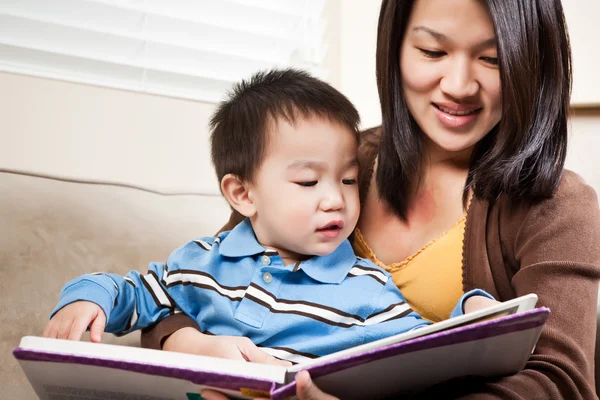 Mother and son reading — Stock Photo, Image