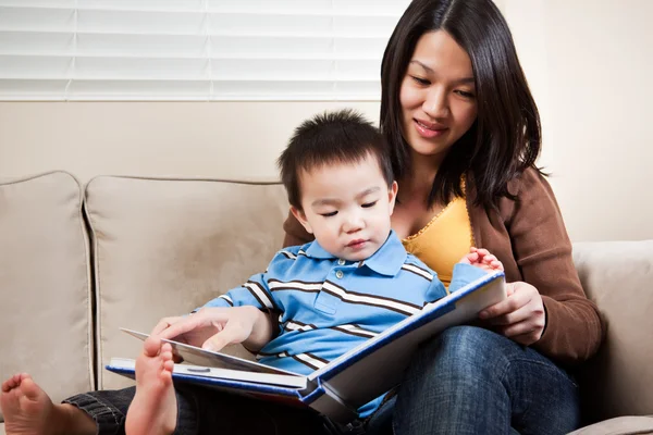 Mother and son reading — Stock Photo, Image